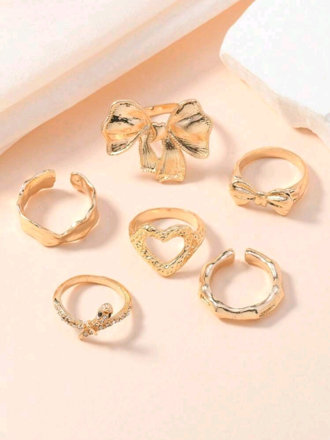 Bow detail ring set