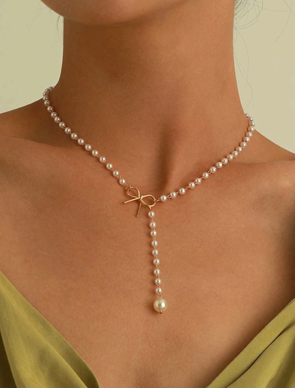 Pearl bow necklace