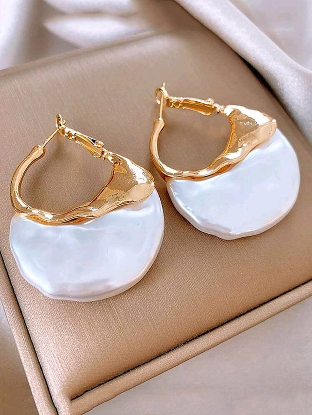 Pearl golden earrings