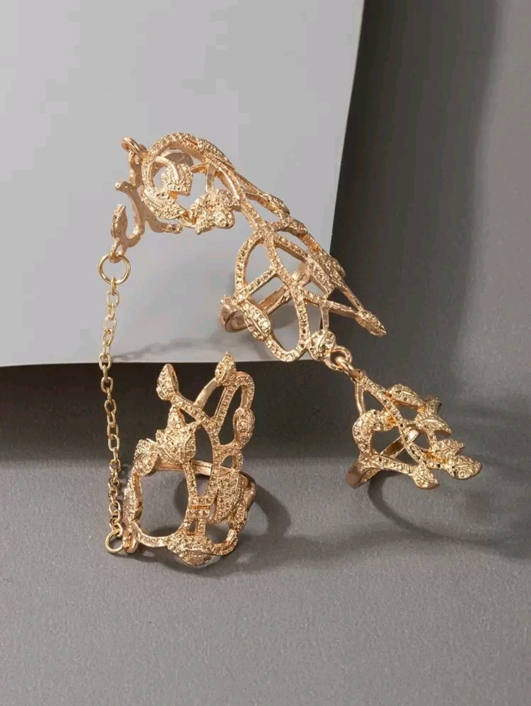 Mitten linked golden rings