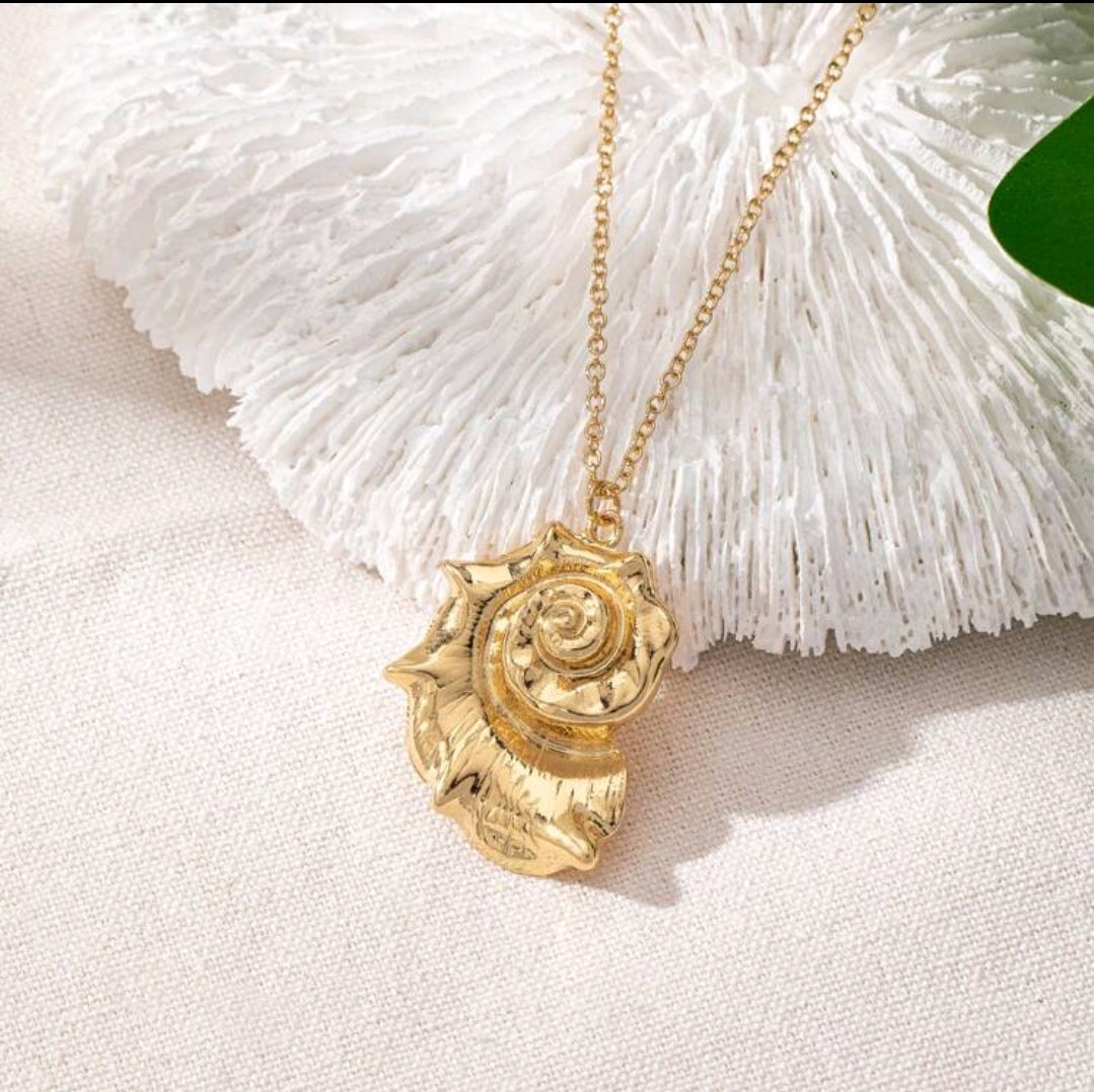 Conch Beachy necklace