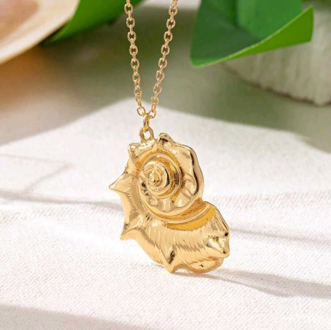 Conch Beachy necklace