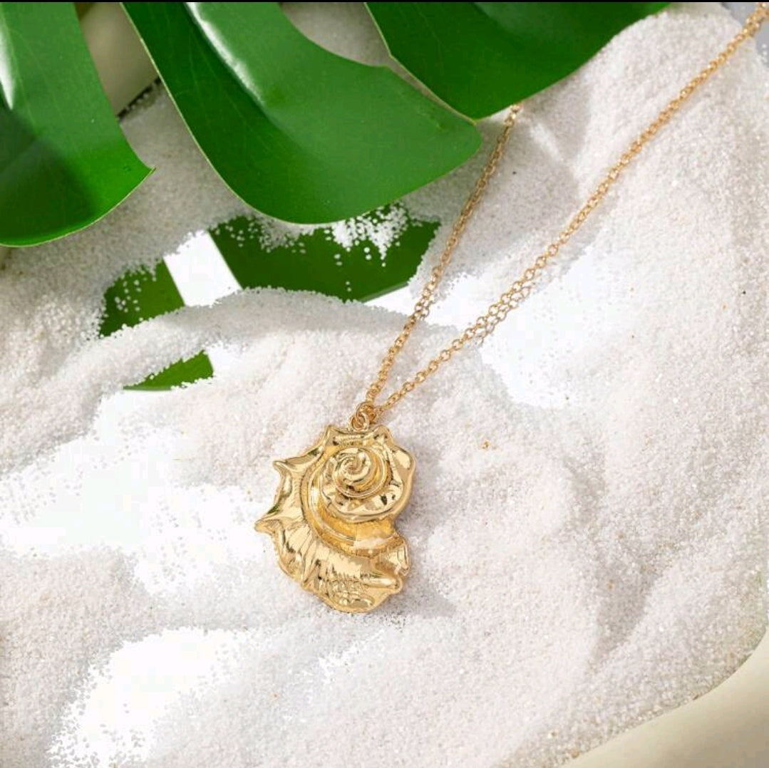 Conch Beachy necklace