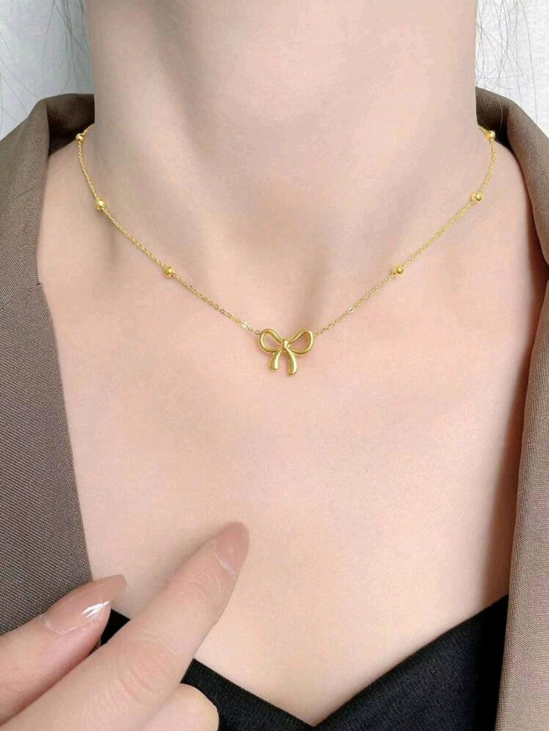 Bow golden necklace