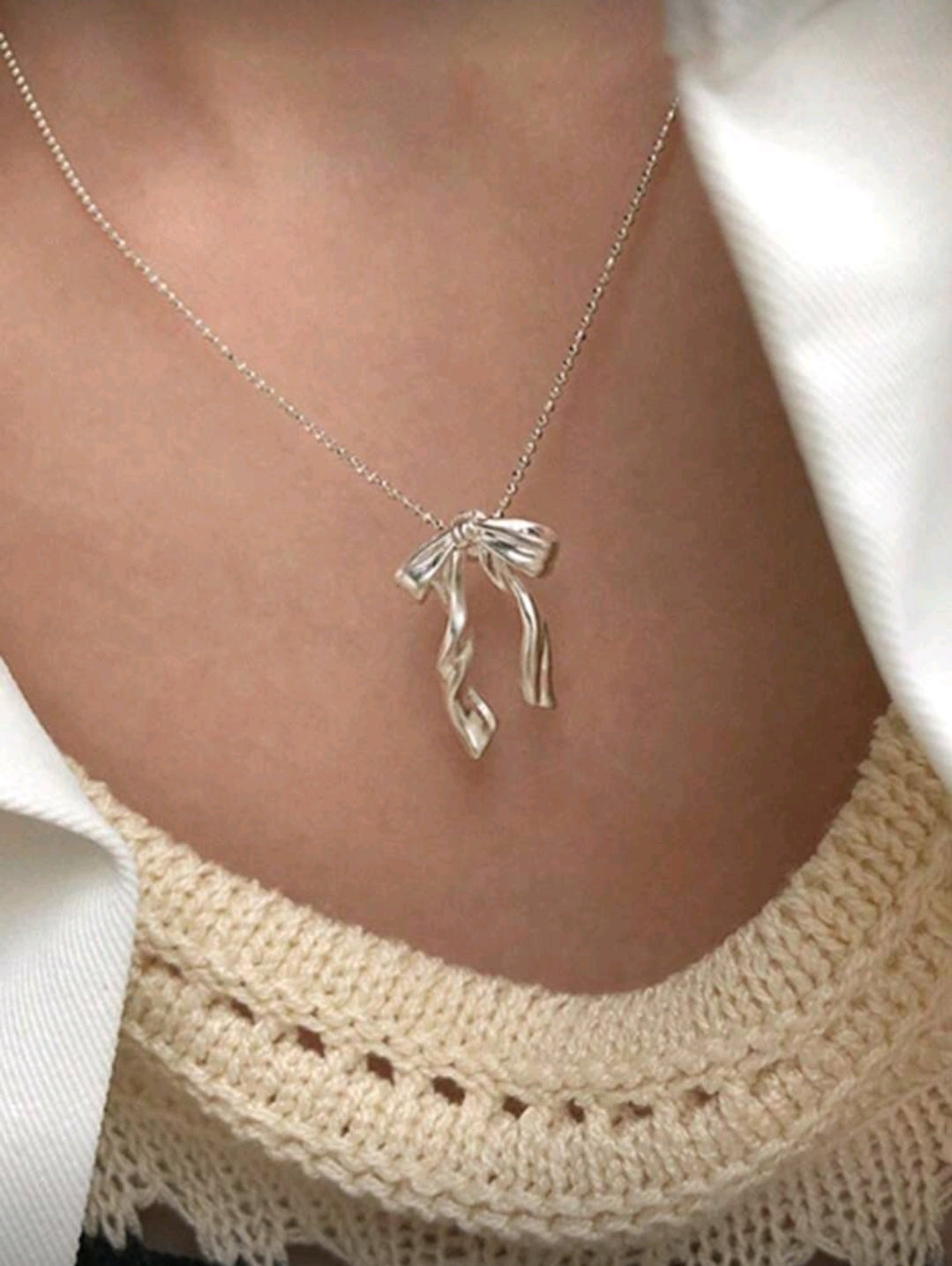 Silver bow necklace