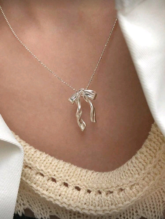 Silver bow necklace