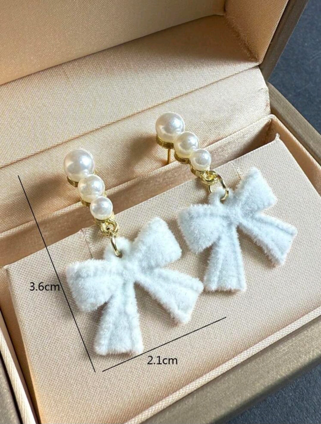 Bow white earrings with pearl details