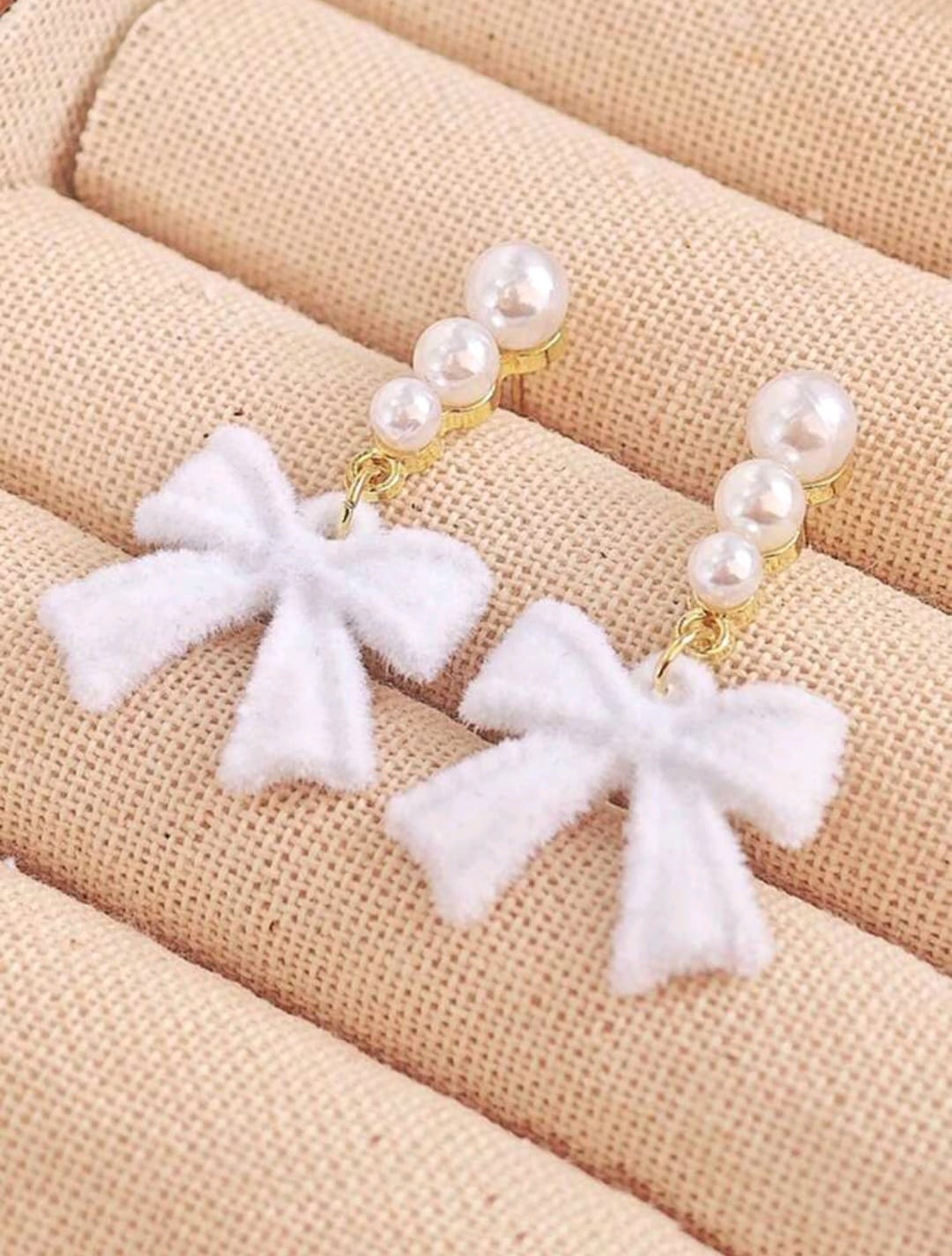 Bow white earrings with pearl details