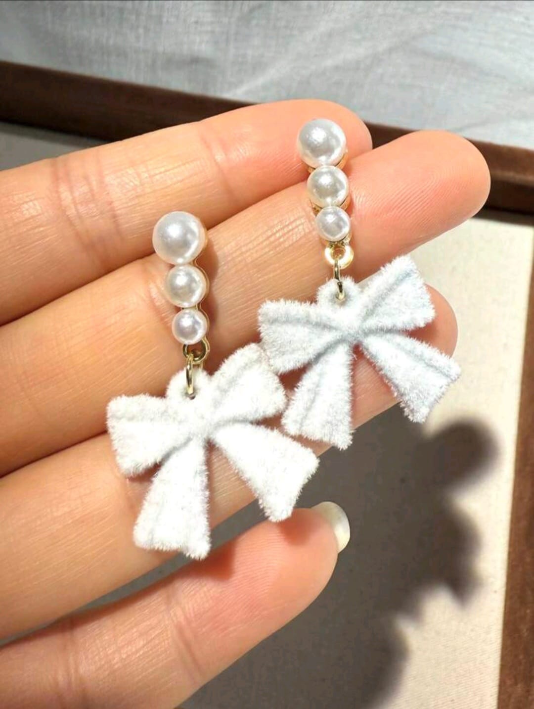 Bow white earrings with pearl details