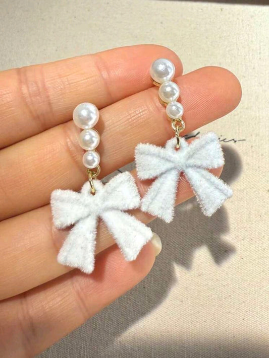 Bow white earrings with pearl details