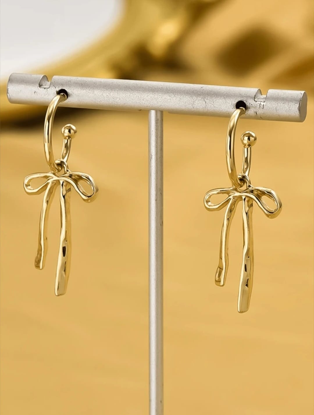 Bow detail golden earrings