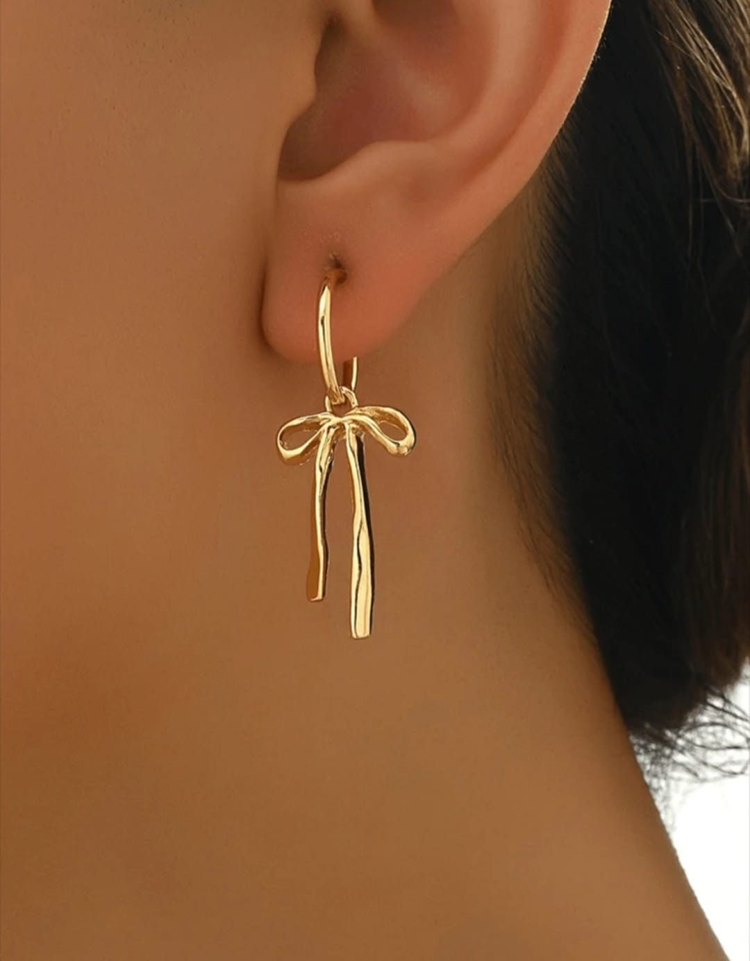 Bow detail golden earrings