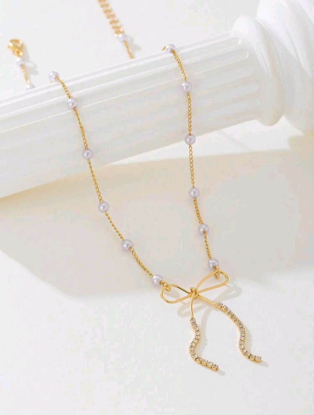 Bow necklace