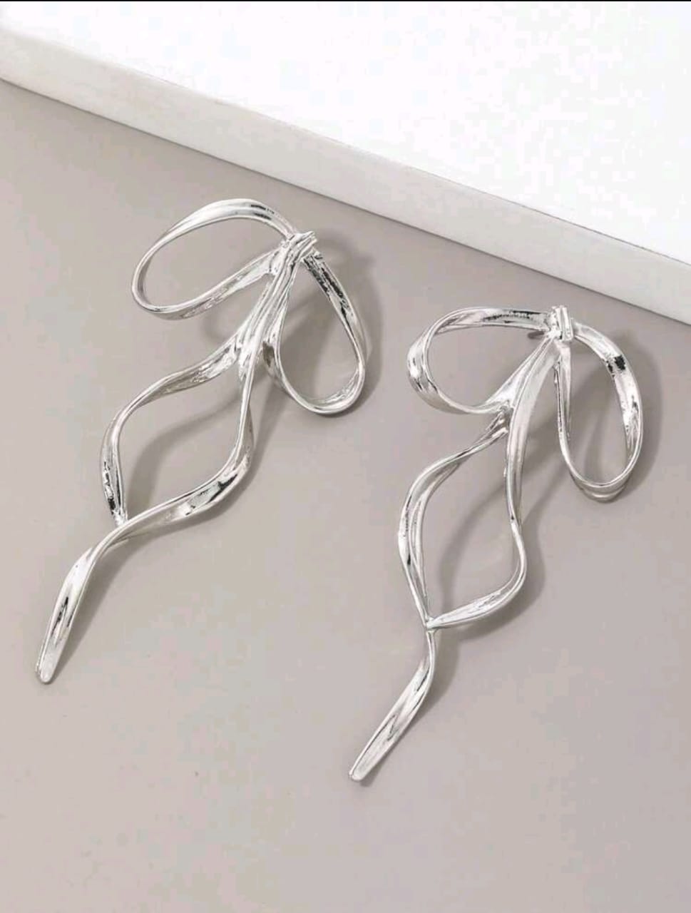 Bow Dangly silver earrings
