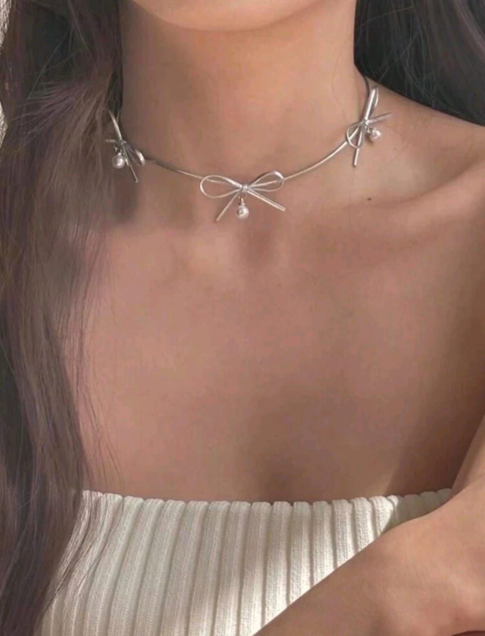 Silver bow and pearl detail necklace
