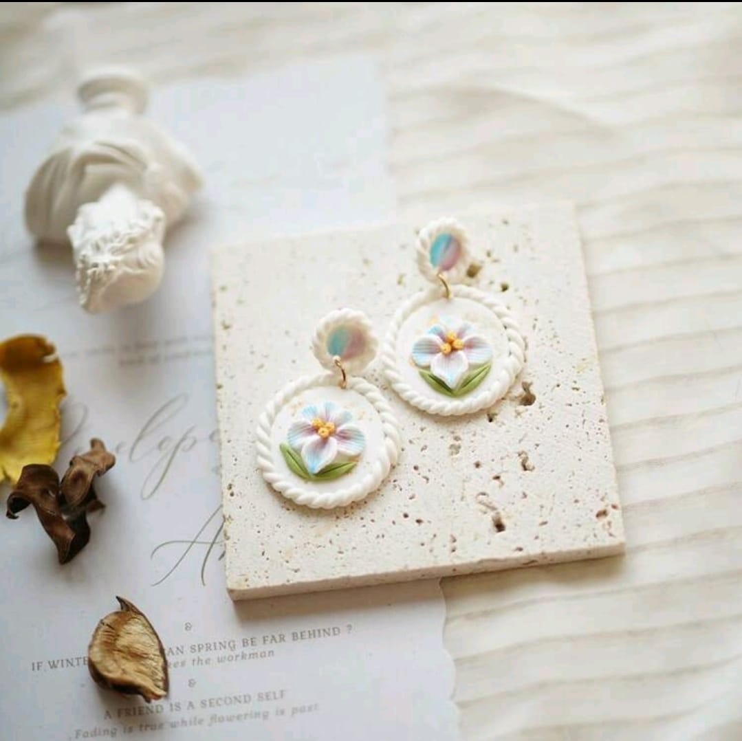 White flower detail earrings