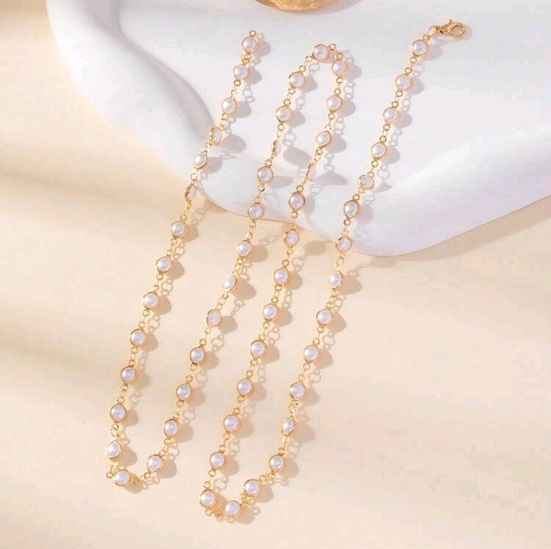 Long golden chain with pearl detail