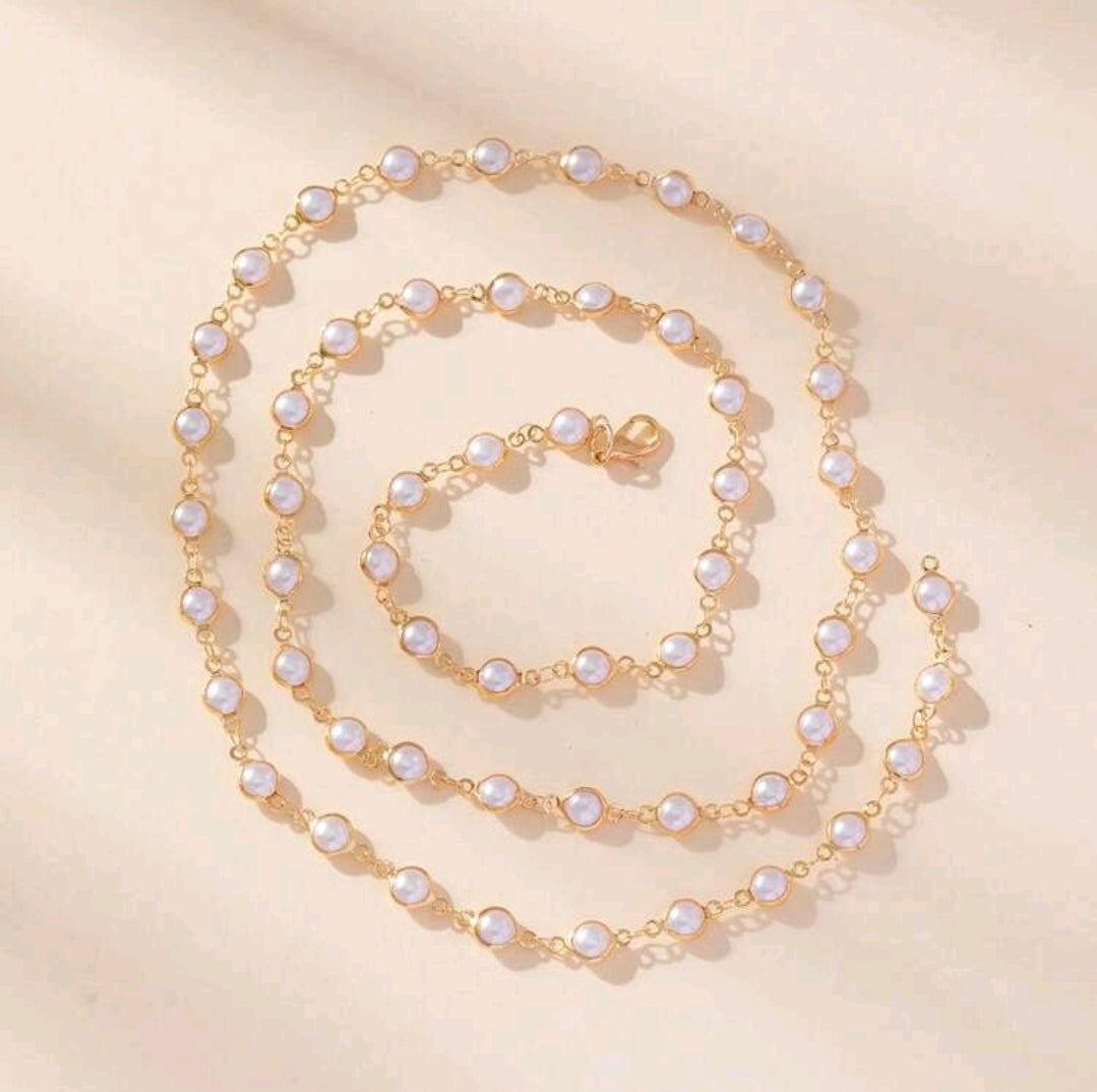 Long golden chain with pearl detail
