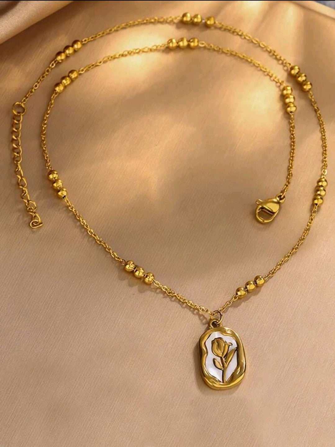 Mirror flower pendant necklace